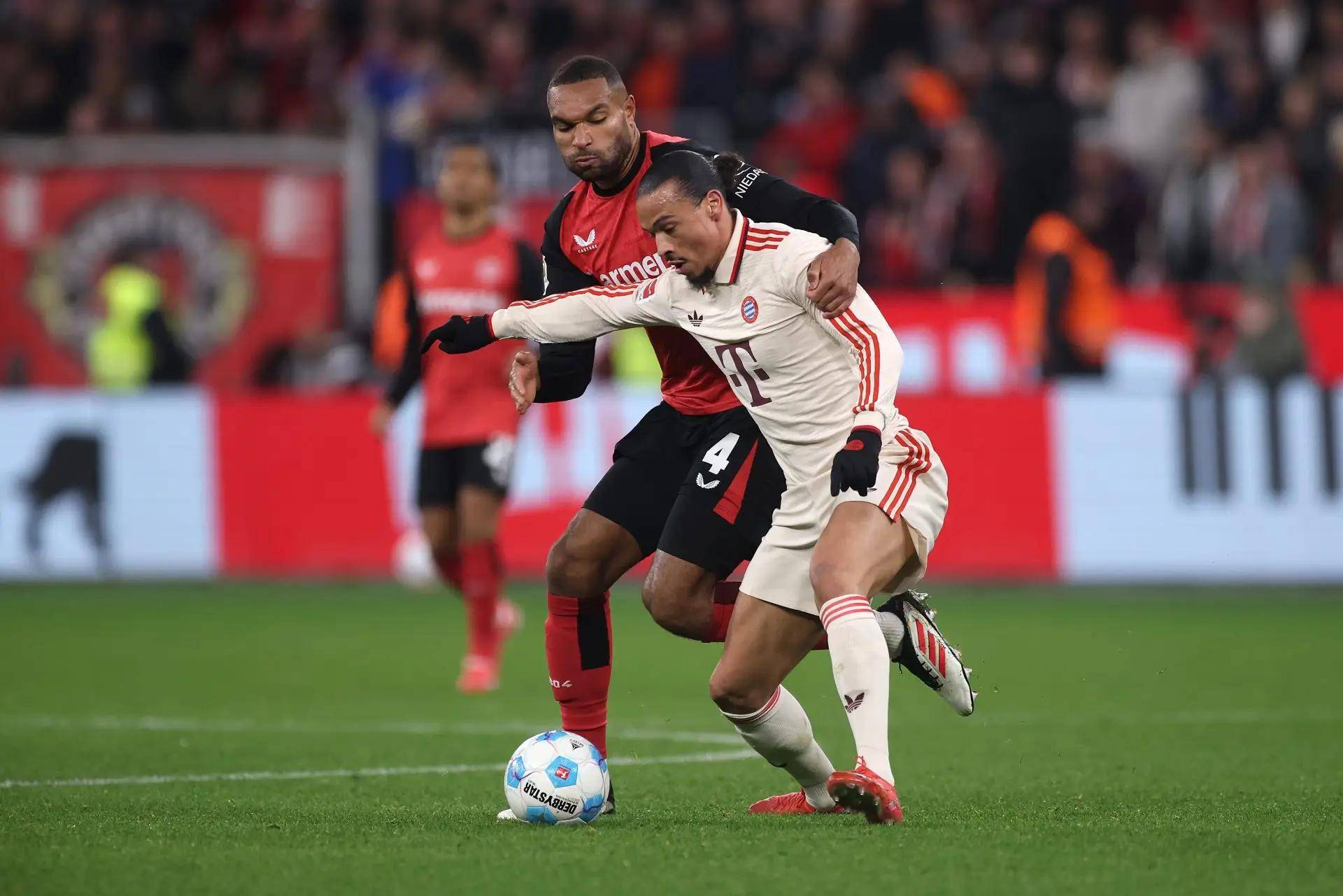 关于欧预赛战况激烈，球员们全力以赴的信息