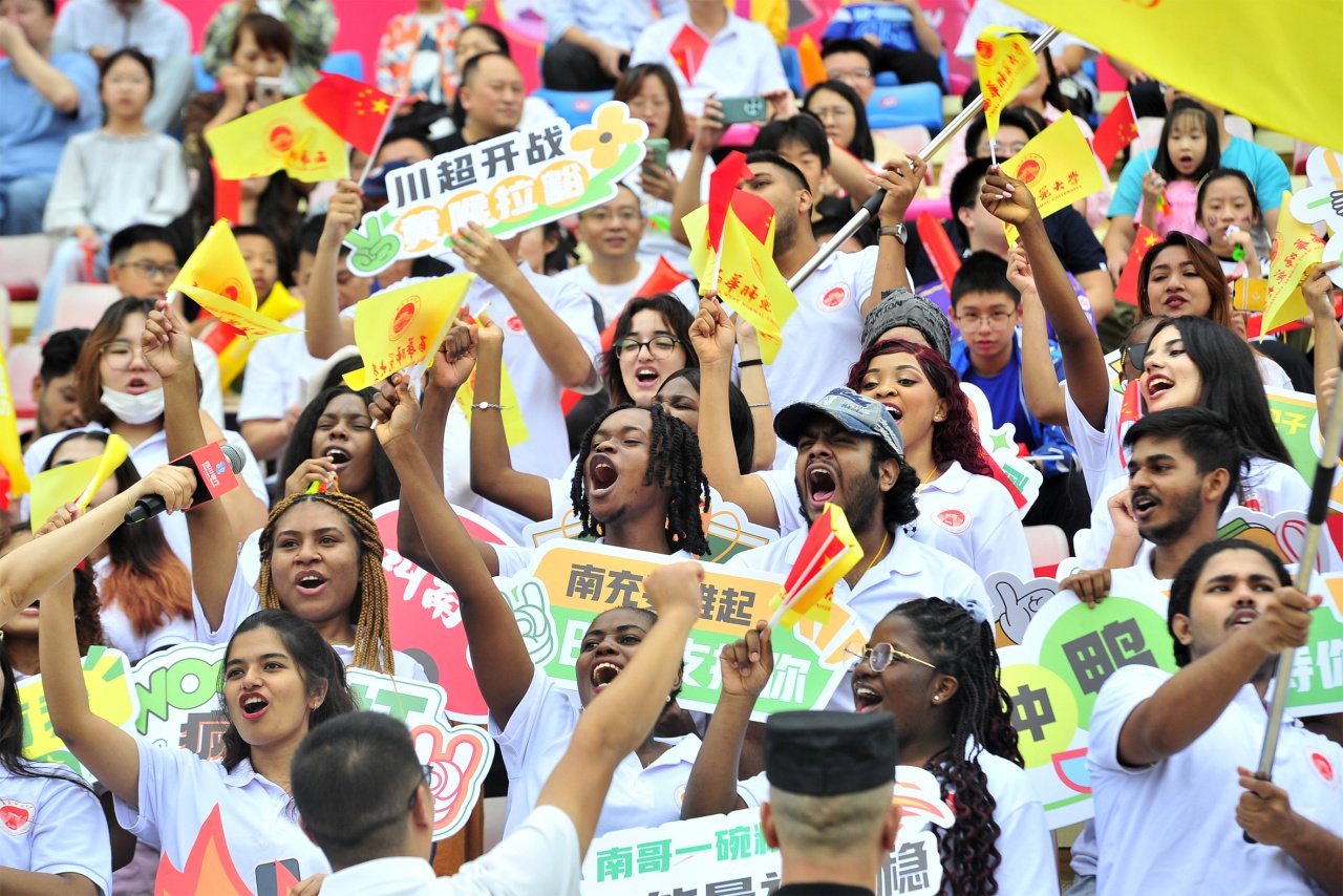 精彩的比赛场面让球迷们热血沸腾,情绪高涨的简单介绍 精彩的比赛场面让球迷们热血沸腾,情绪高涨的简单介绍
