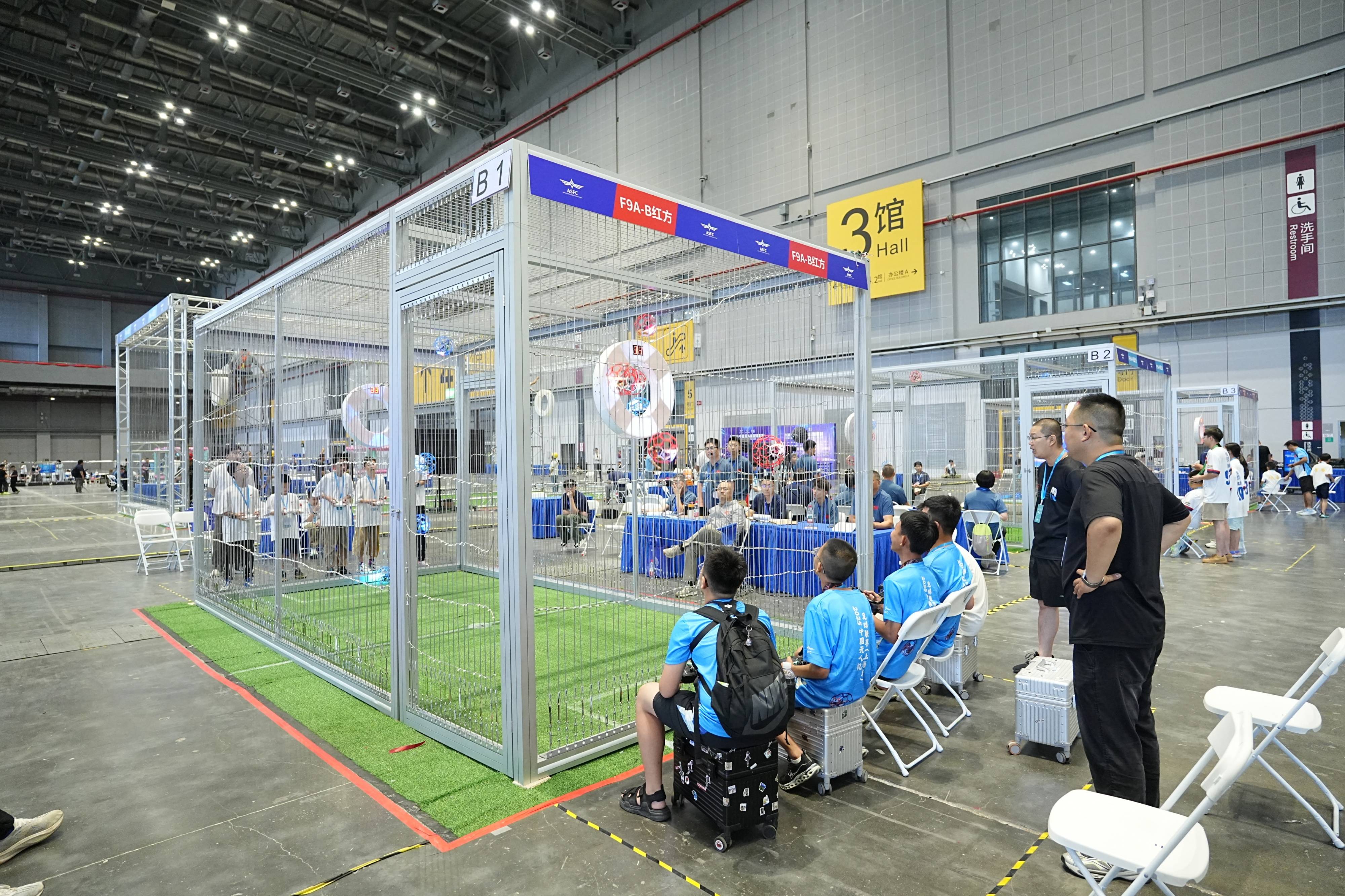 包含中国足球联赛赛程再次变动，球迷眼球紧盯的词条