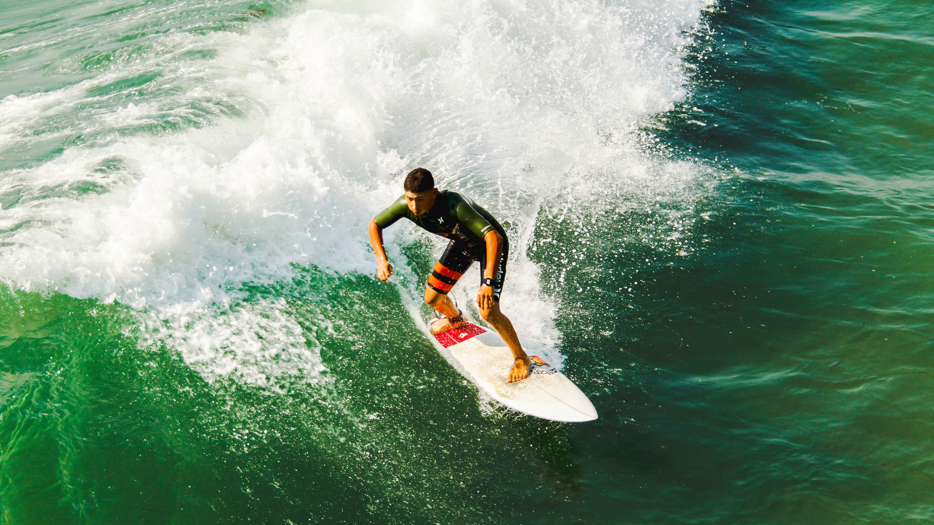 英超争冠焦点战与AC米兰强势晋级，韩国的足球热情与全球影响