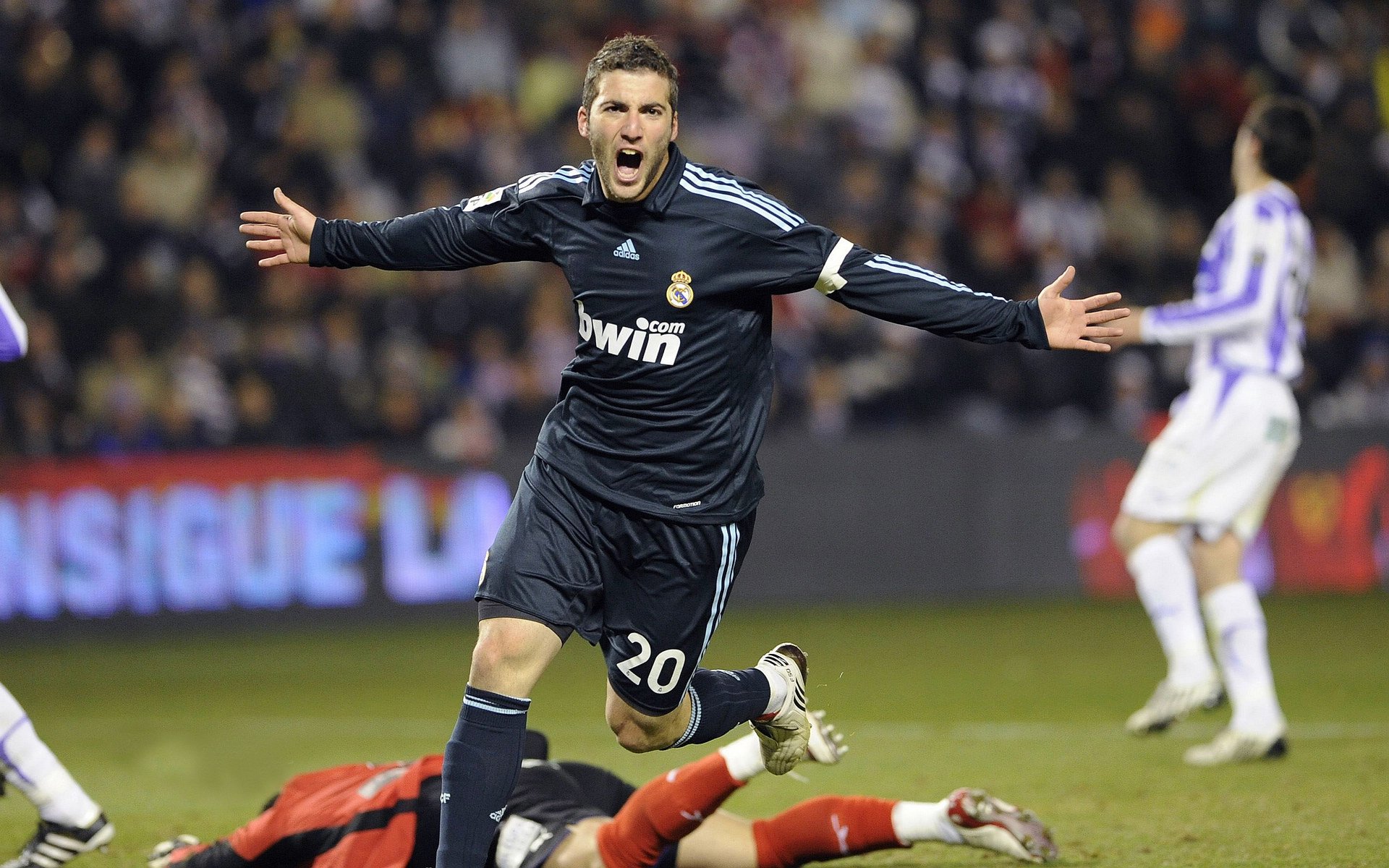 德甲争冠战之夜,霍勒迪关键节点连续得分改写历史